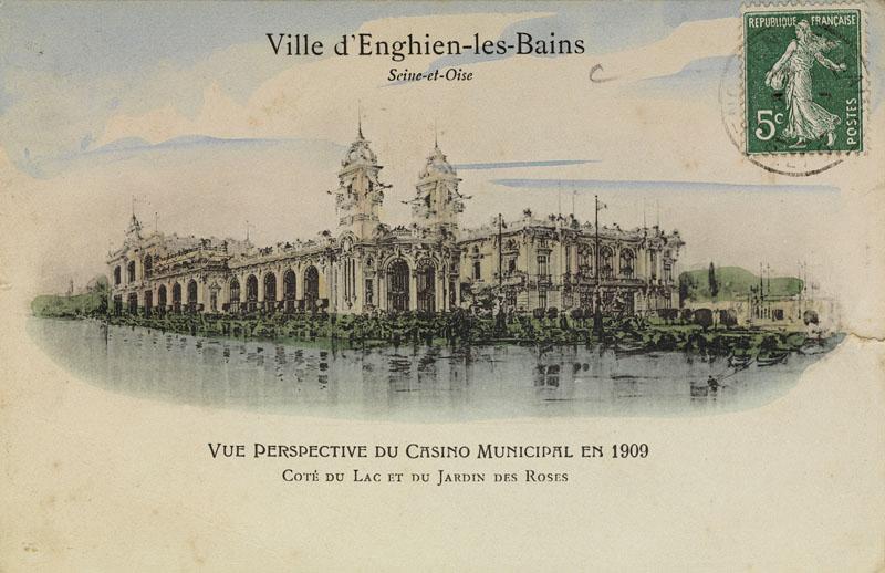Nouveau casino de 1909 : vue en perspective du côté du lac et du jardin des roses. A l'extrémité du bâtiment, sur le lac, la vaste salle aux grandes baies cintrée, érigée vers 1907-1908 est conservée. Un nouvel édifice remplace la partie des ponts terrasse et de la salle qui remplaçait la proue : 5 grandes baies cintrées ouvrent sur le lac alors que la façade vers le jardin des roses se distingue par deux hautes tours. Sur la droite le bâtiment réservé au théâtre se distingue par l'abondante sculpture de ses parties hautes.