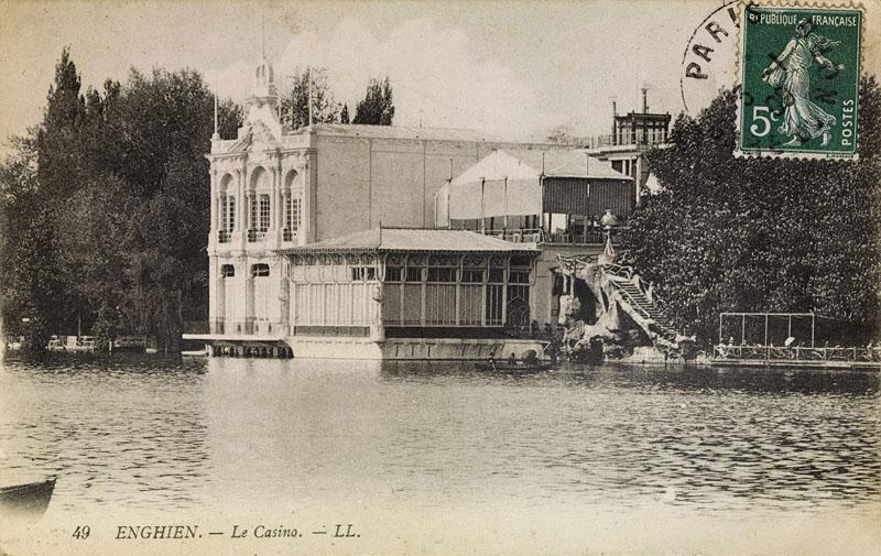 Vue d'ensemble de ce qui reste du casino navire après disparition de la proue : nouvelle salle vitrée à droite et nouveau pavillon donnant sur le lac.