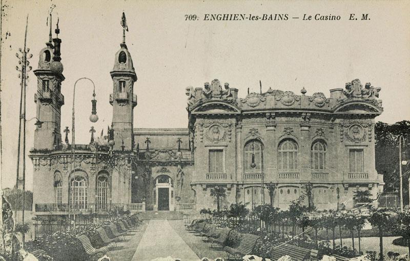 Nouveau casino de 1909. Vue axiale des façades donnant sur le jardin. Au centre, la porte d'entrée monumentale est accostée de figures d'atlante.