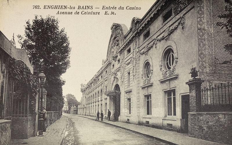 Nouveau casino de 1909 : vue de la façade sur l'avenue de Ceinture. un rez-de-chaussée avec fenêtres rectangulaires, surmonté d'un étage ouvert d'occuli et d'un dernier niveau d'attique, surmonté d'une haute corniche. La porte d'entrée, monumentale est surmontée d'un fronton circulaire. L'ensemble est abondamment orné de sculptures qui empruntent au vocabulaire ornemental du 18e siècle.