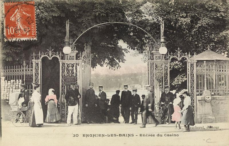 Vue du portail d'entrée du jardin du casino.