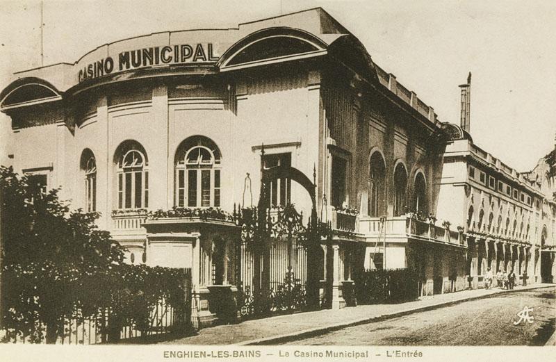 Détail de la façade du casino modernisée dans les années Trente par un décor Art déco.