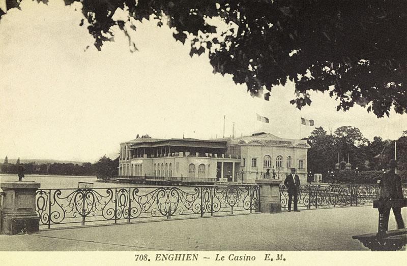 Vue d'ensemble du casino depuis la jetée. Les tours ont disparu, l'entrée a été transformée en un portique monumental supporté par deux colonnes, l'ensemble du décor a disparu.