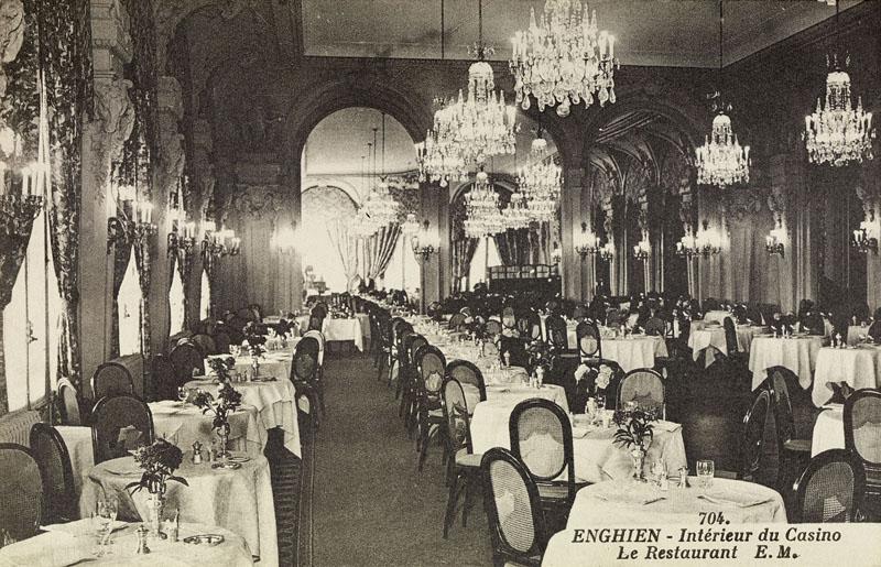 Vue intérieure de la salle du restaurant.