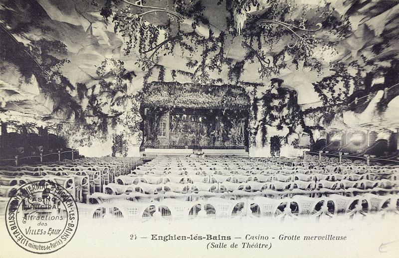 Casino navire : vue intérieure de la salle de théâtre.