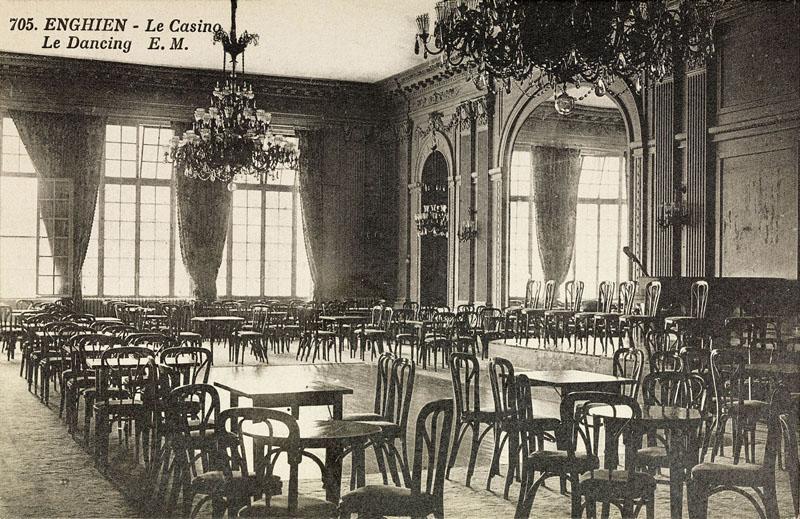 Vue intérieure du dancing.