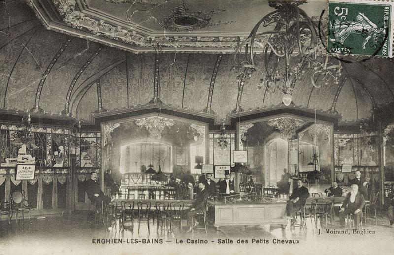 Vue intérieure de la salle des petits chevaux dont le décor est de Klein et Baccard. Jeux de miroirs, vitraux, peinture, ferronnerie, stucs en faisait un décor chargé, illustrant à la fois l'Art nouveau et les références régionalistes.