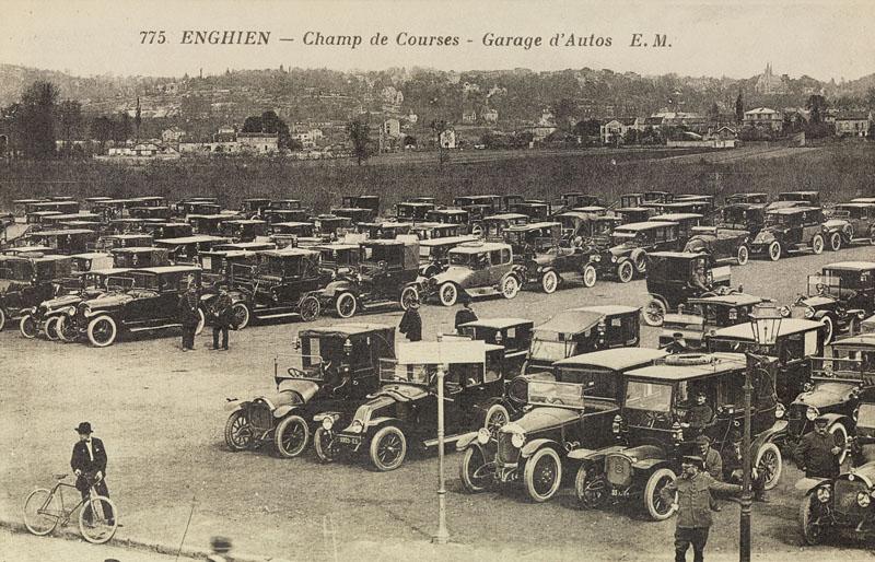 Vue de l'aire de stationnement des autos vers 1910.