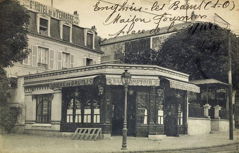 Vue de l'hôtel de la terrasse et de son café restaurant qui étaient situés sur la place de la gare.