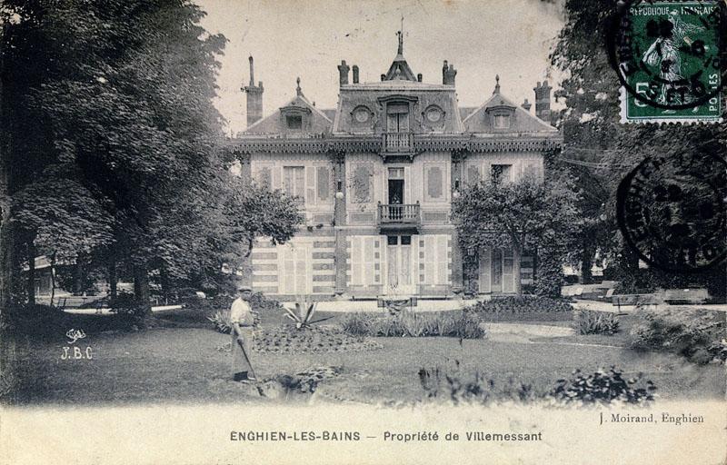 Vue d'ensemble de la façade sur jardin de la maison encore propriété de Villemessant à la fin du 19e siècle.