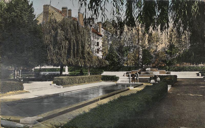 Vue du bassin aujourd'hui détruit : maçonné, de forme oblongue comme un petit canal. La composition était fermée visuellement par un escalier conduisant vers des emmarchements de brique, surmontés d'une vasque et encadrés de gradins.