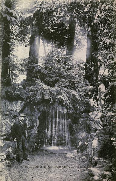 Vue d'une cascade à Enghien, probablement celle du déversoir du lac, bien que le document diffère des aménagements des années 1860 photographiés par Vogt. Cette véritable composition paysagère des bords du lac a fait l'objet d'une publication en carte postale durant le premier quart du 20e siècle, prouvant l'intérêt de ce lieu, sans doute modifié au cours de la deuxième moitié du 19e siècle et aujourd'hui détruit.