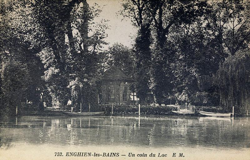 Une vue des bords du lac avec à gauche un kiosque de jardin en branches d'arbres écotées. Ce type d'édicule utilisé pour des collations où des moments de repos étaient nombreux, sorte d'élément incontournable des aménagements de la villégiature des bords de l'eau. Il en subsiste très peu aujourd'hui.