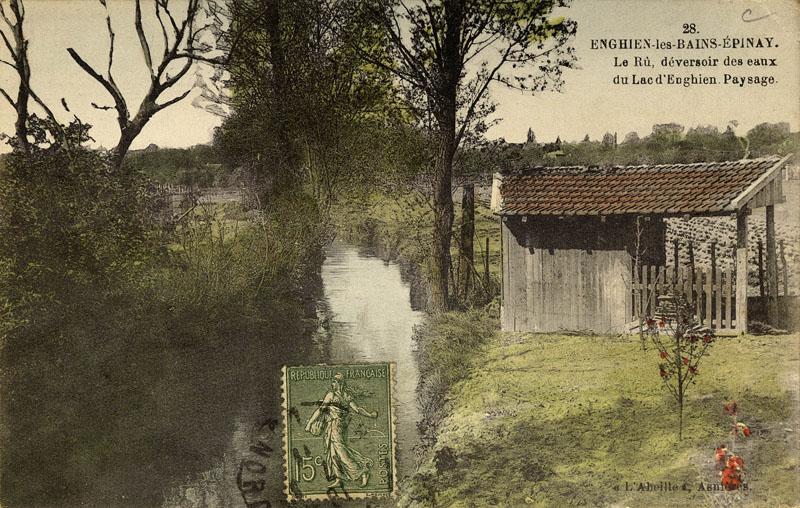 Vue du Rû utilisé comme déversoir du lac d'Enghien. La zone est alors encore agricole.