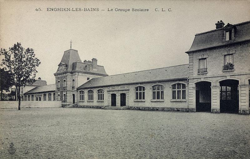 Vue d'ensemble du groupe scolaire après la construction des deux préaux.