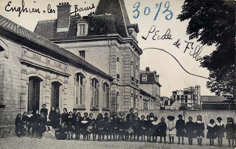 Vue du premier groupe scolaire du côté de l'école des filles, avec un groupe d'élèves, 1er quart du 20e siècle.