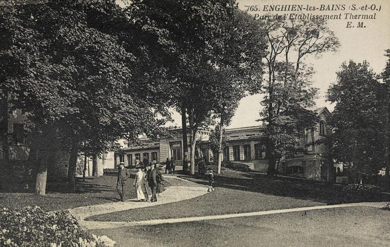 Vue de la façade du bâtiment vers le jardin.