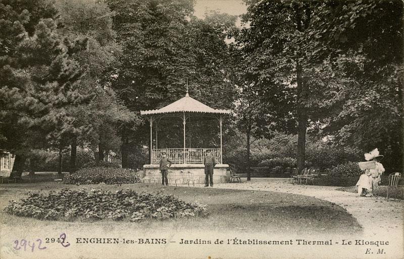 Vue du kiosque dans le parc de l'établissement thermal.