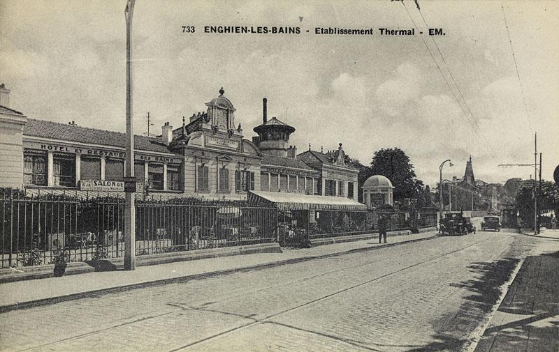 Vue de l'ancien bâtiment des thermes, alors affecté à l'hôtellerie. A l'arrière, se profile le kiosque de la buvette du nouvel établissement thermal. Cliché pris entre 1935 et 1949 (date de destruction de l'hôtellerie pour un nouvel hôtel).