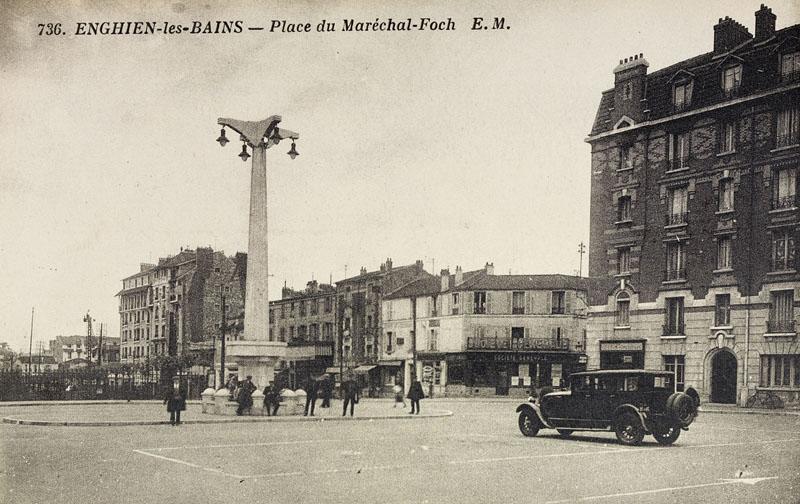 Place du maréchal Foch avec, au centre, un monument servant en réallité de cheminée d'aération.