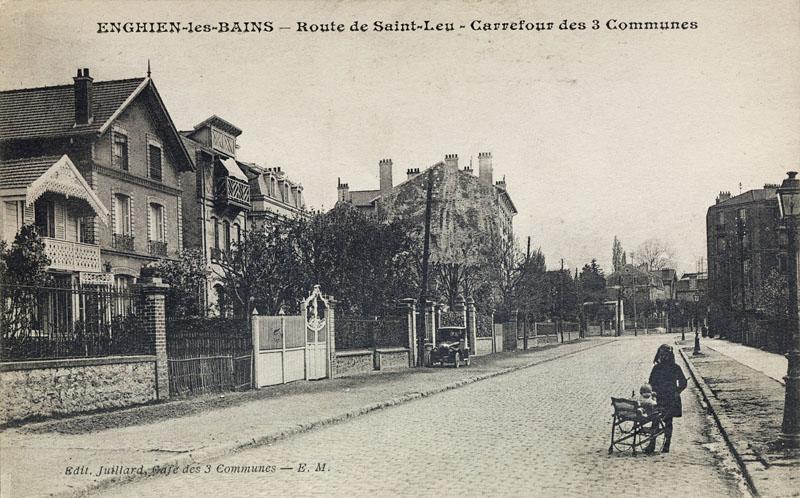 Vue de la route de Saint Leu avec, à gauche, un chalet au bois découpé caractéristique de l'architecture de la villégiature.