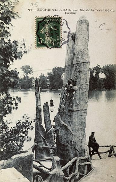 Vue de l'escalier descendant de la terrasse du casino vers le théâtre avec des enrochements en béton, bel exemple de l'art des rocailleurs spécialisés notamment dans l'aménagement des jardins.