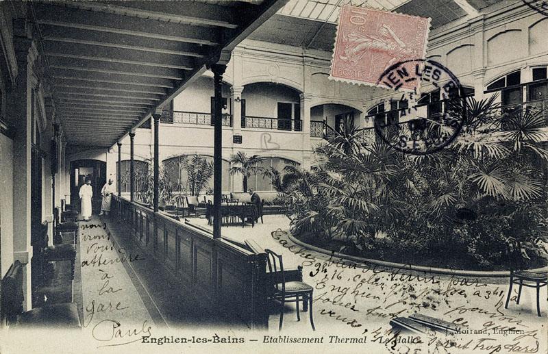 Vue intérieure du grand hall, ancienne salle dite de respiration du bâtiment thermal construit en 1864.