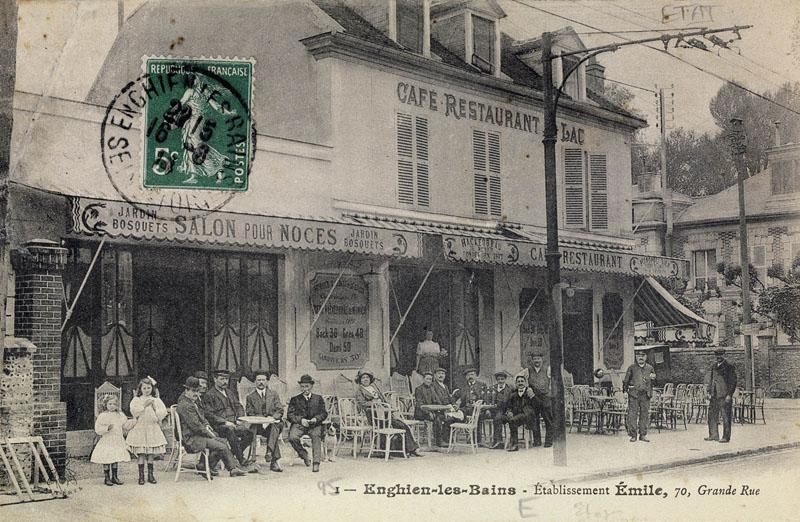 Vue de l'un des nombreux café-restaurants destinés à accueillir l'importante population de villégiateurs. Ici, le café restaurant du Lac, ou établissement Emile, au 70 Grande rue, actuelle rue du Général de Gaulle.
