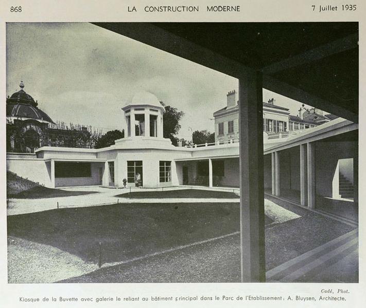 Vue vers le kiosque de la buvette et de la galerie inférieure qui le relie au reste du bâtiment. On remarque à droite, la présence de l'ancien bâtiment thermal qui sert toujours en 1935 d'hôtel-restaurant.