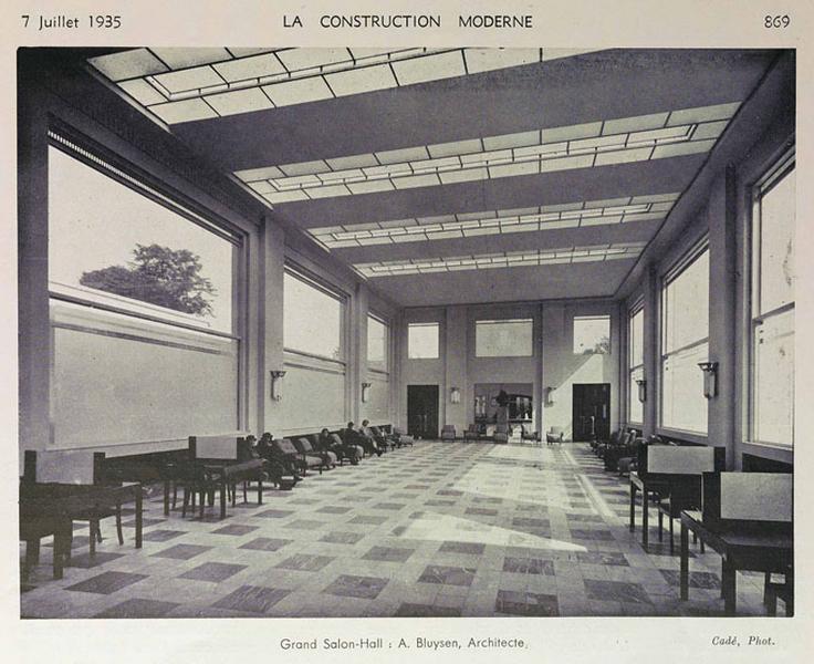 Vue intérieure du grand salon hall.