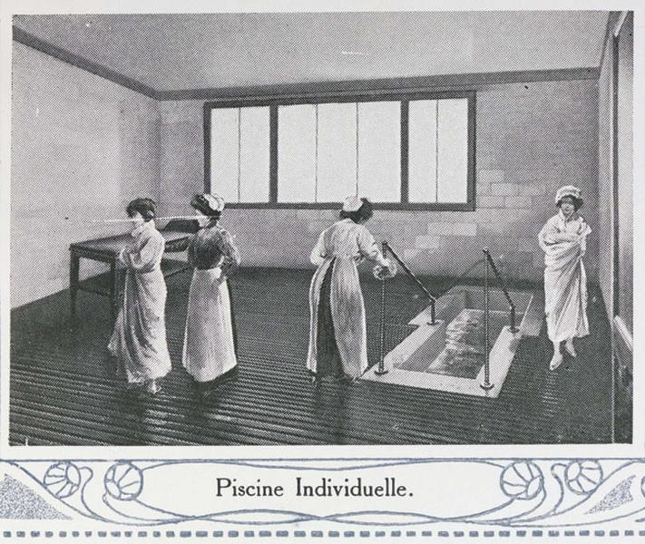 Vue intérieure d'une piscine individuelle.