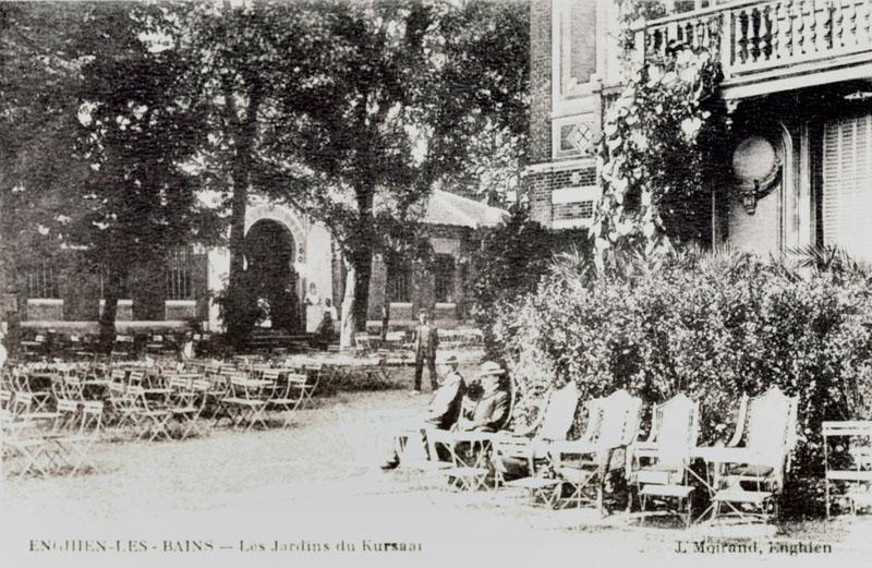 Vue d'ensemble du parc du kursaal avec au fond à gauche une vue de l'entrée de l'établissement thermal, vers 1903.