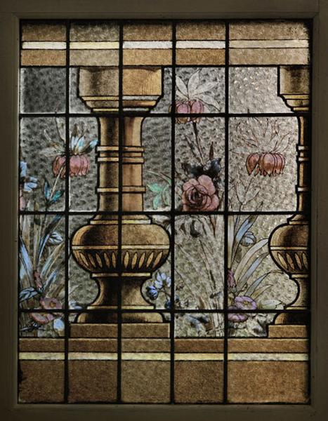 Détail de la partie inférieure : motifs de balustres et de fleurs