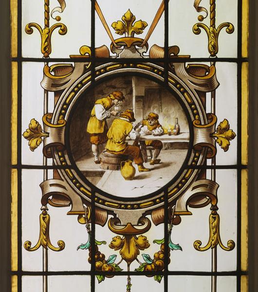 Détail du médaillon de l'un des panneaux centraux de la verrière du salon : hommes jouant aux cartes.