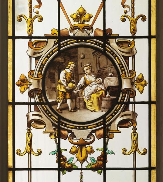 Verrière déposée du salon : détail du médaillon de l'un des panneaux centraux : mère allaitant.