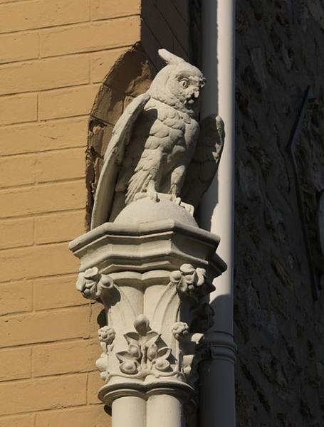 Détail du grand duc sculpté, situé à l'angle de la maison, sur une colonne.