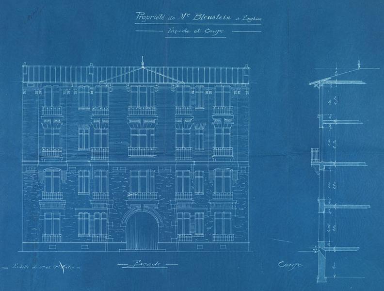 Elévation de la façade sur rue en 1912. Premier état du projet respectant les arrêtés municipaux de 1910 et 1911 sur les gabarits en fonction des largeurs de rues : l'ensemble présente trois niveaux.