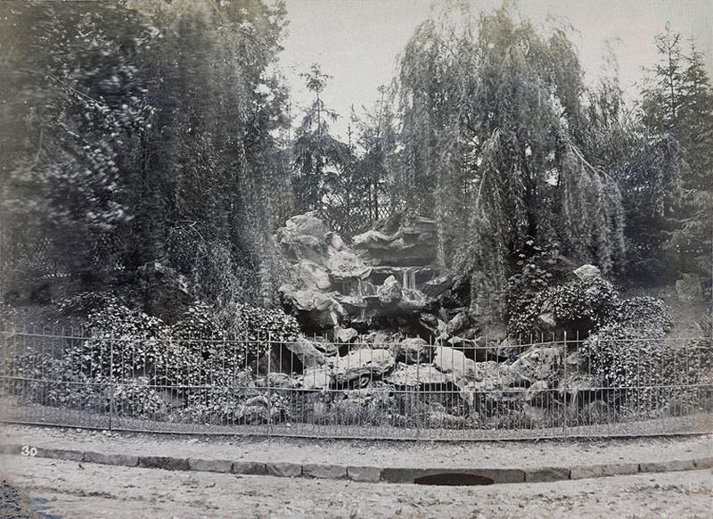 Détail de la cascade aménagée pour le déversoir du lac d'Enghien : vue prise sans la chute d'eau.