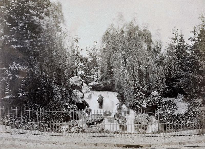 Détail de la cascade aménagée pour le déversoir du lac d'Enghien : vue prise avec la chute d'eau.