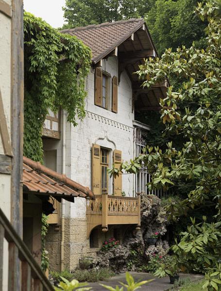 Façade d'entrée, détail du corps de bâtiment situé à droite.
