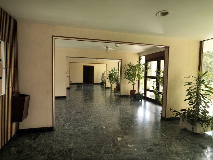 Vue du hall d'entrée de la barre E. Les boiseries et le carrelage de marbre sont d'origine.