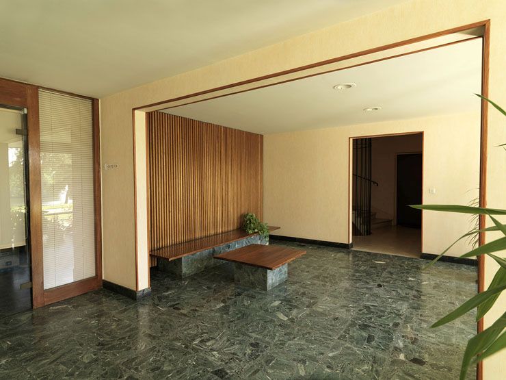Vue du hall d'entrée de la barre E. Les boiseries, le mobilier intégré et le carrelage de marbre sont des éléments d'origine.