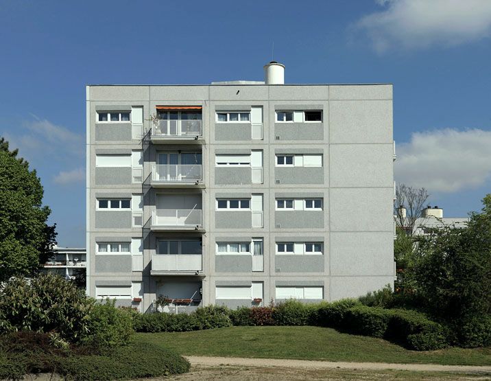 Vue du plot H. façade avec trois type de moduls : balcon sur séjour, fenêtres doubles ( l'une verticale et l'autre en bandeau) pour les chambres, fenêtre en bandeau pour les pièces d'eau.