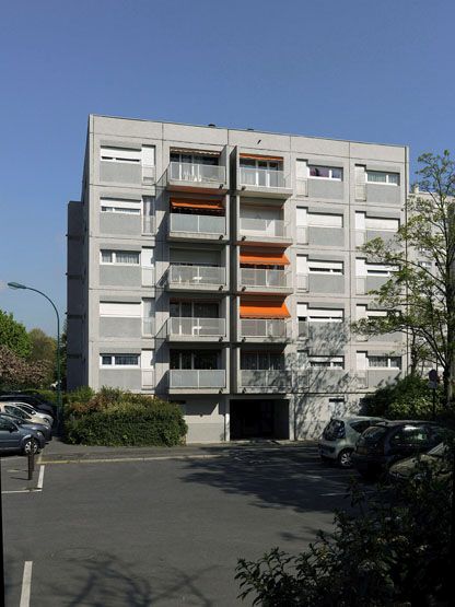 Vue du plot G. Façade avec deux type de module : balcon sur séjour, fenêtres doubles ( l'une verticale et l'autre en bandeau) pour les chambres.