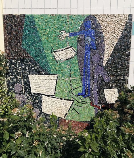 Groupe scolaire Jean Jaurès, 2 allée de Madrid. Mosaïque réalisée sur une façade.