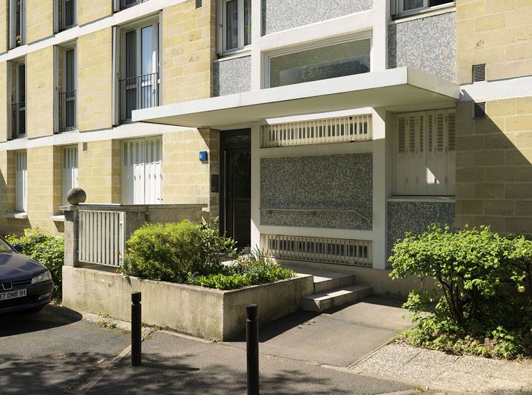 Entrée de la barre D. Revêtement en pierre et décor de mosaïque 2x2.