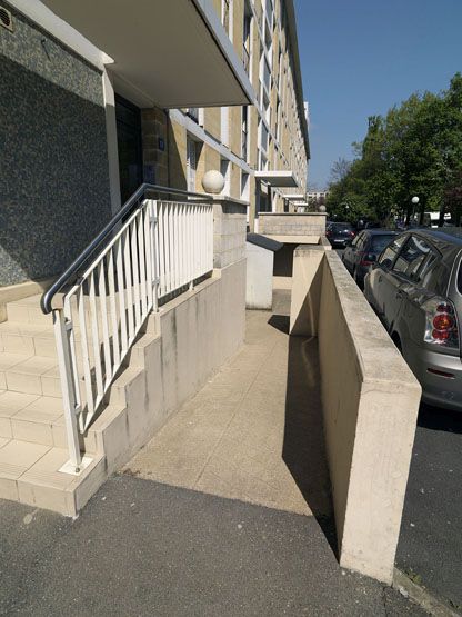 Rampe d'accès aux caves et escalier vers l'entrée de la barre D.