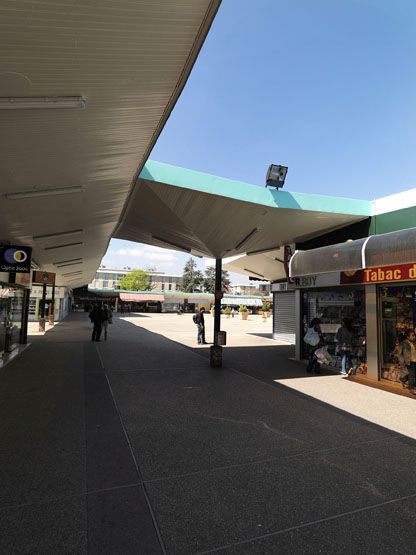 Intérieur du centre commercial.