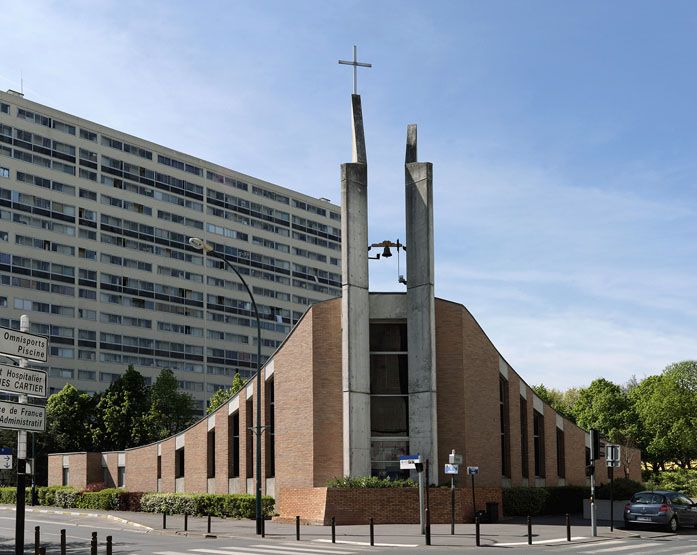 Façades sur rue et clocher de l'église Saint-Paul.