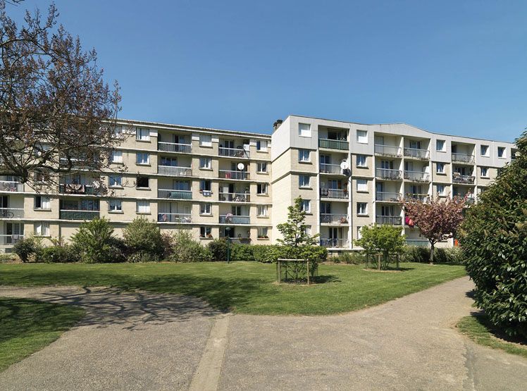 Le parc de la Corneille et la façade arrière de barre A de l'opération de Robert Lechauguette.